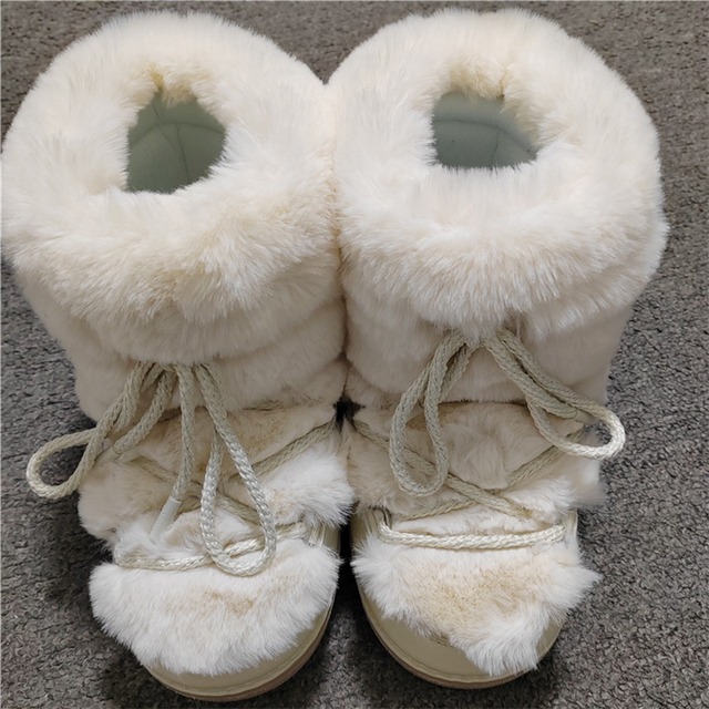 Cozy Up in Style: The Timeless Appeal of Furry Boots插图3