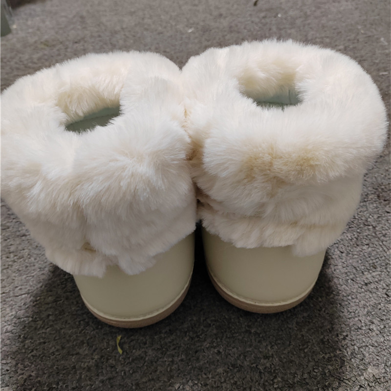 Cozy Up in Style: The Timeless Appeal of Furry Boots插图4